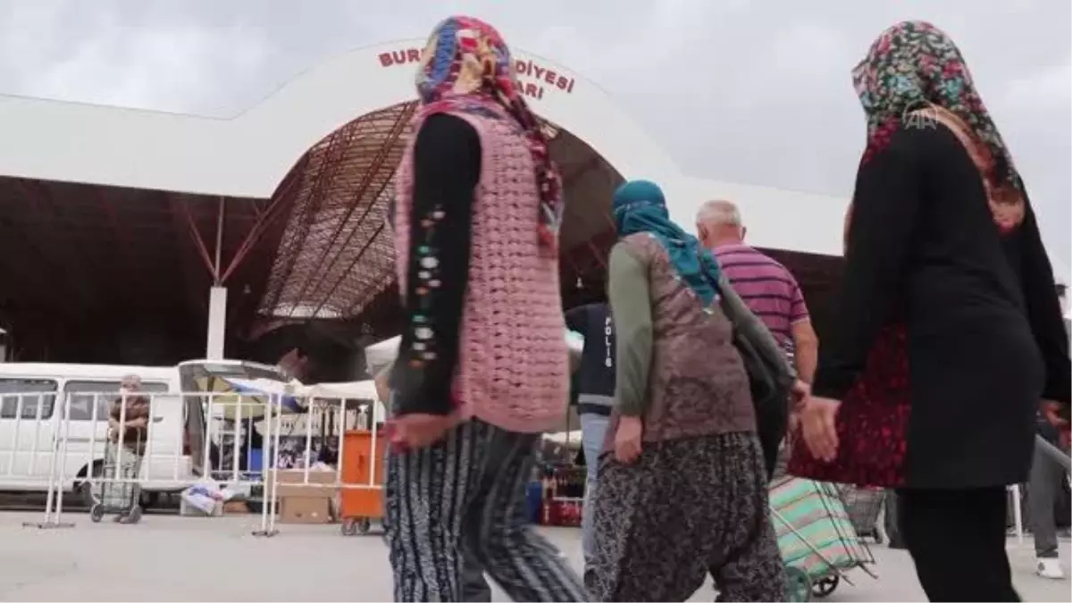 Pazar yerlerinin açılması satıcılar ve vatandaşları sevindirdi