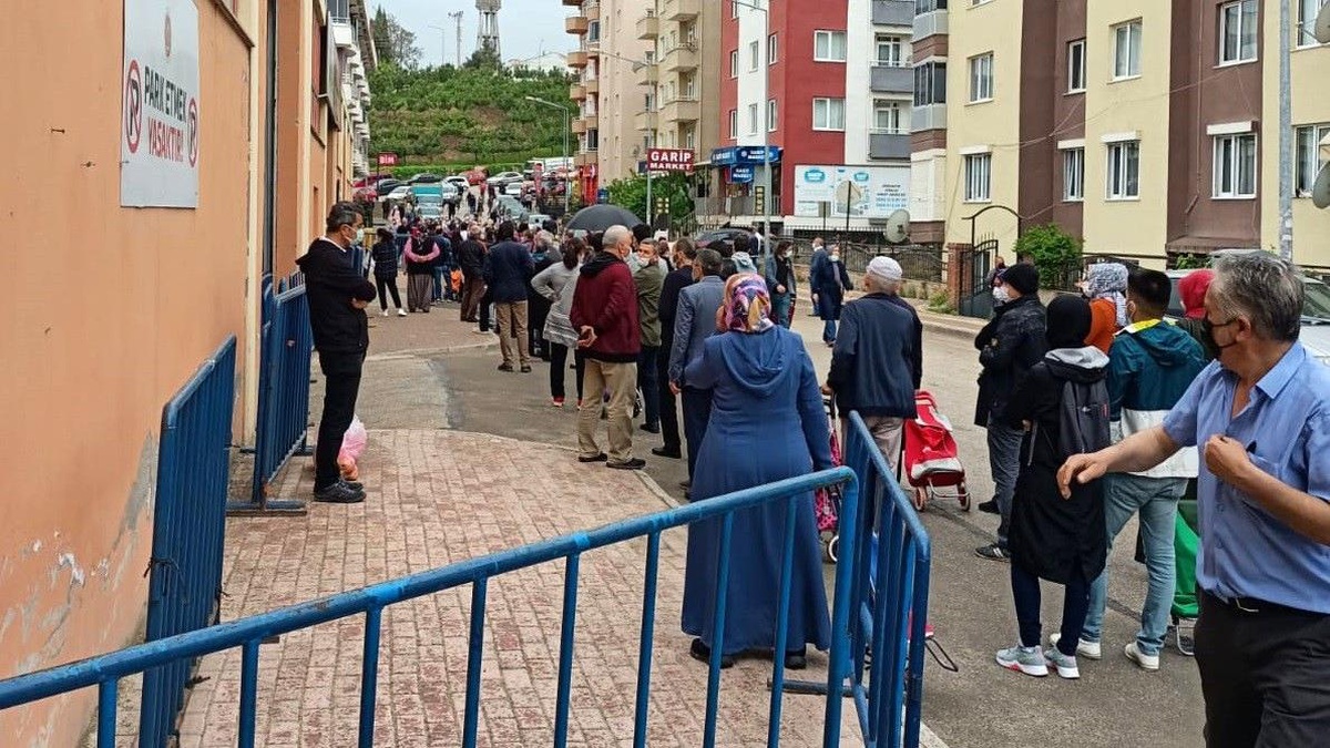 Pazarda yoğunluk yaşanınca vatandaşlar içeri 20\'şerli gruplar halinde alındı