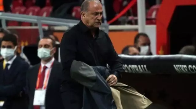 Penaltı kararıyla çılgına dönen Fatih Terim, üstündeki ceketi kulübeye fırlattı - Son Dakika Spor