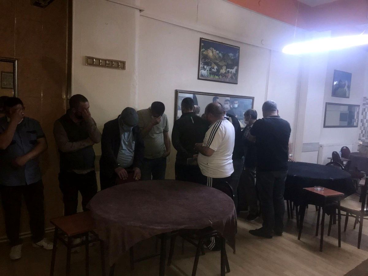 Polis içerde kumar oynayanları iş yerinin arka camından gördü sonra baskın düzenledi