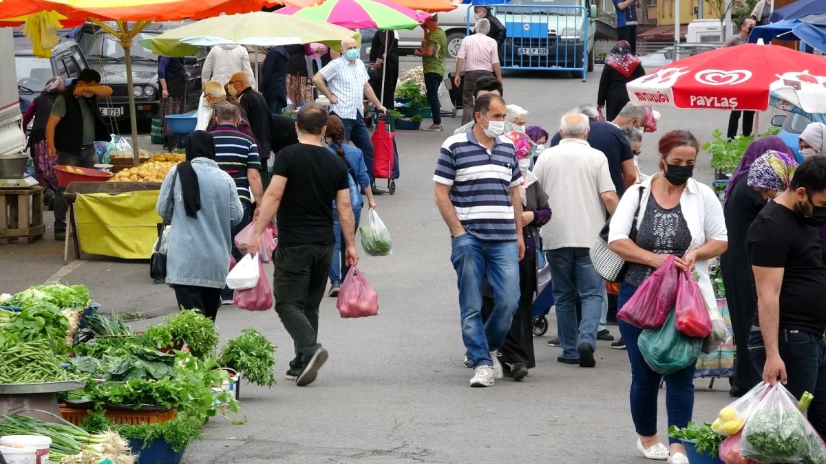 Semt pazarı kuruldu, vatandaşlar akın etti