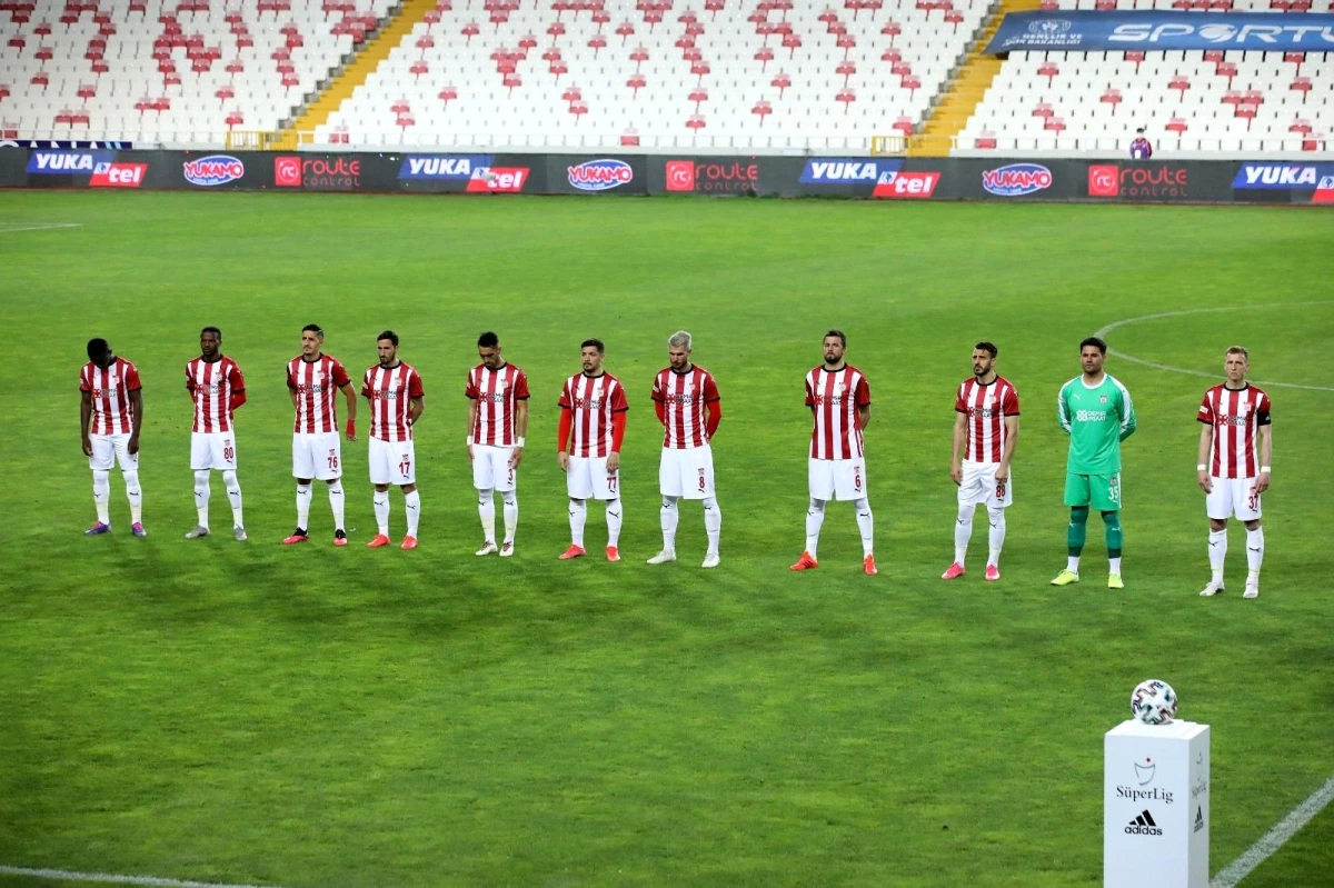 Sivasspor\'da ceza sınırındaki futbolcular kart görmedi