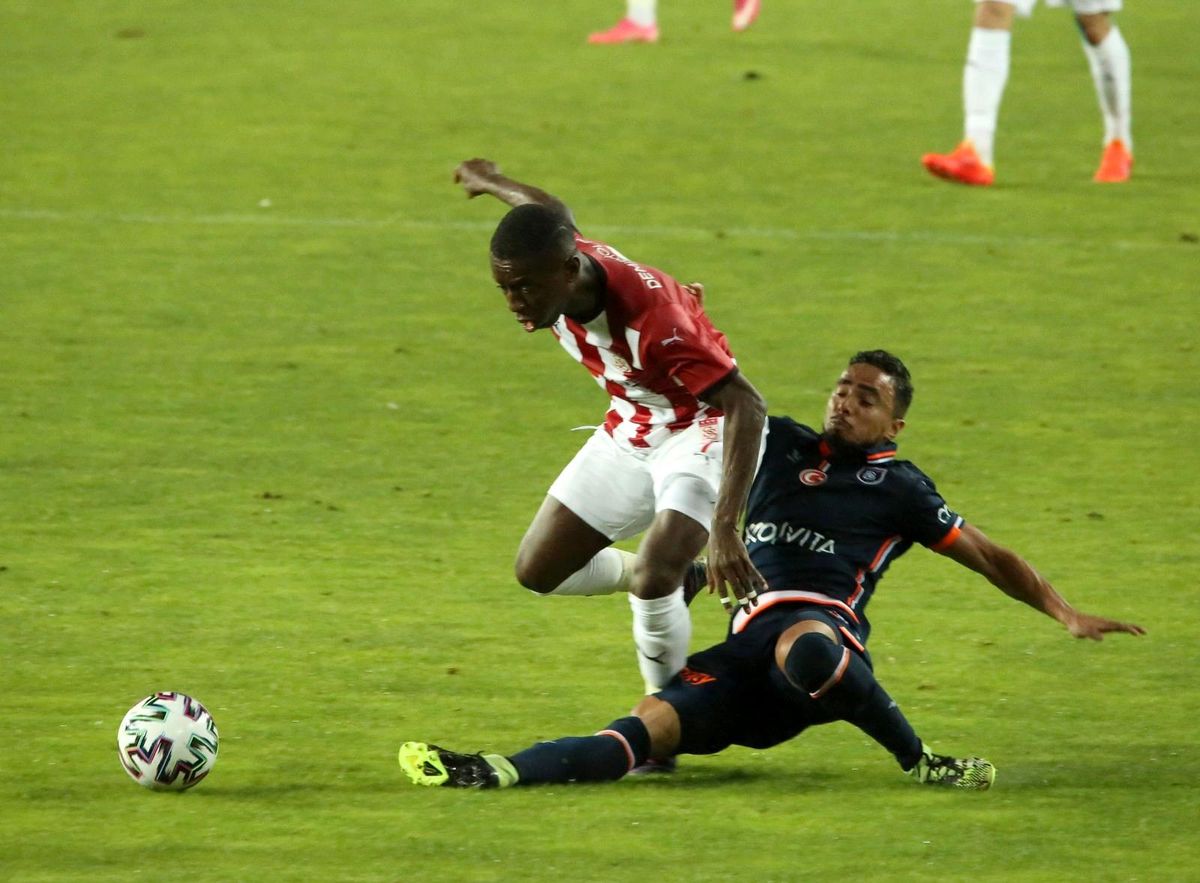 Süper Lig: D.G. Sivasspor: 0 Başakşehir: 0 (İlk yarı)