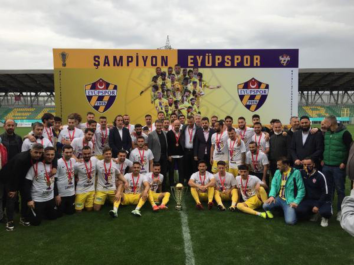 TFF 1. Lig\'e yükselen Eyüpspor kupasını aldı