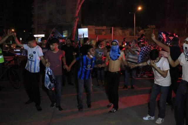 Adana'dan vakaları patlatacak görüntüler! Şampiyonluk kutlamaları korona partisine döndü