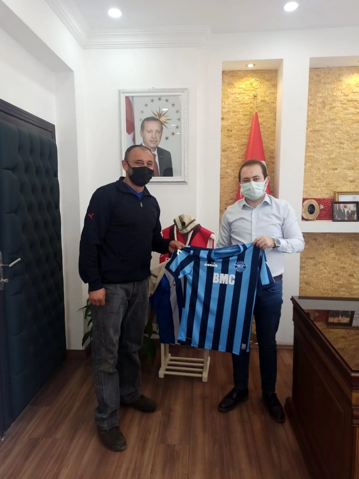 Adanalı Vali\'den Ordulu esnafa Adana Demirspor forması