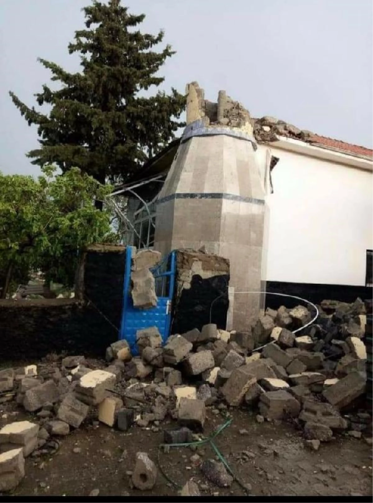 Ankara\'da fırtına yıkıma neden oldu