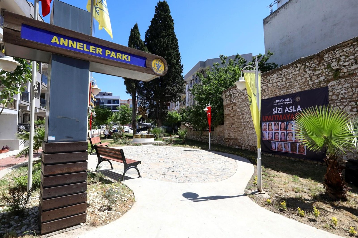 Anneler Günü gezisinde yaşamını yitirenler İzmir\'de anıldı