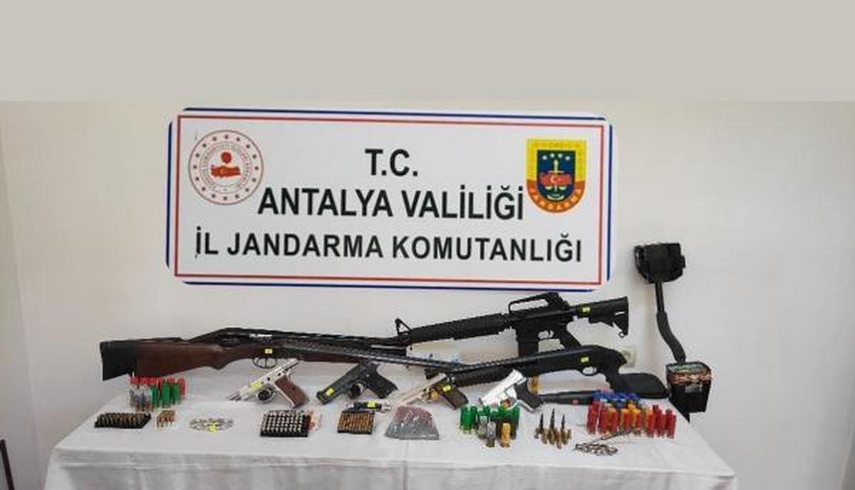 Antalya\'da silah ve mühimmat kaçakçılığına 8 gözaltı