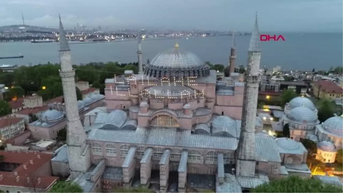 AYASOFYA CAMİİ\'NDE KADİR GECESİ\'NDE \'LA İLAHE İLLALLAH\' MAHYASI YAKILDI- Havadan görüntülerle