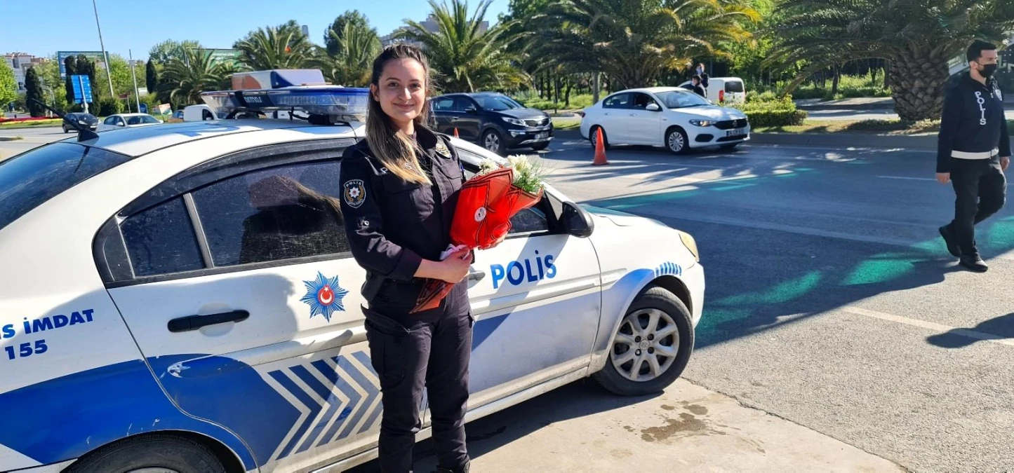 Bakırköy\'de görevi başındaki kadın polislere Anneler Günü\'nde çiçek sürprizi