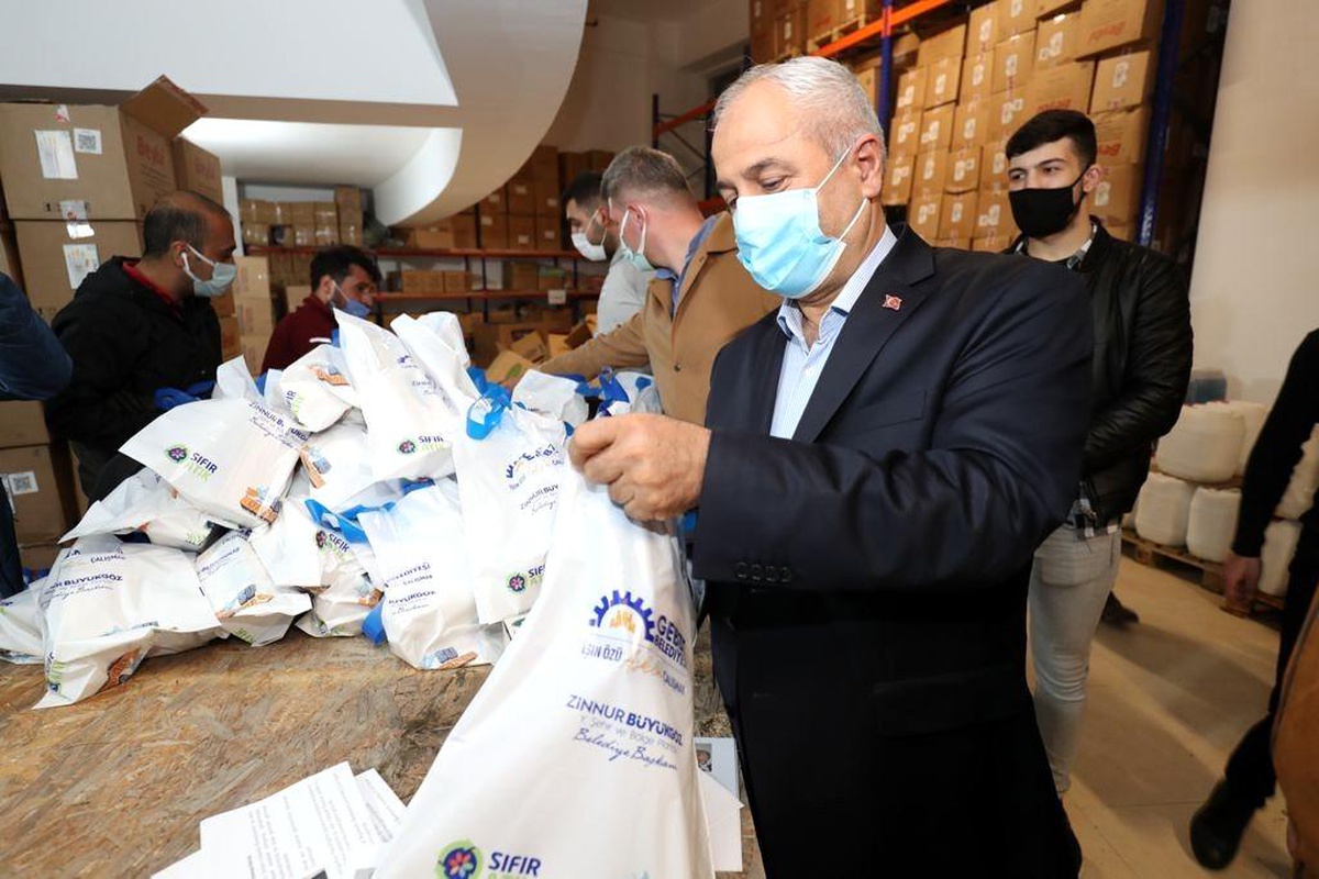 Başkan Büyükgöz, bayram şekerlerini hanelere ulaştırdı