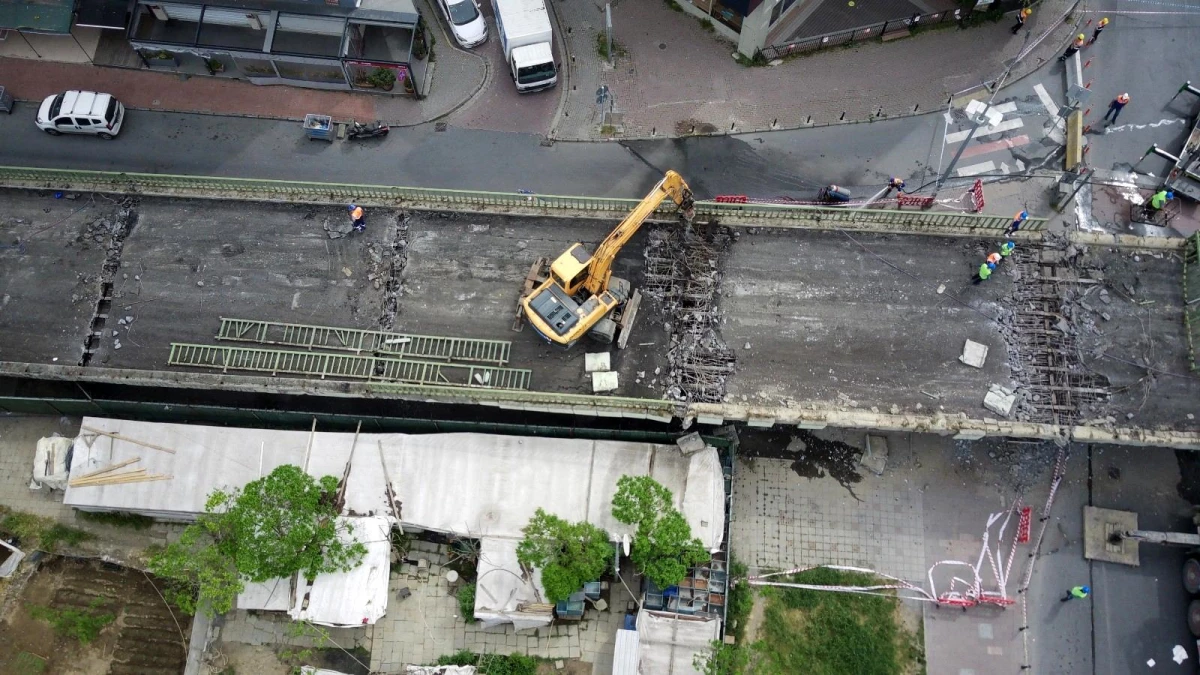 Beşiktaş\'ta Barbaros Bulvarı bağlantı köprüsü yıkılıyor