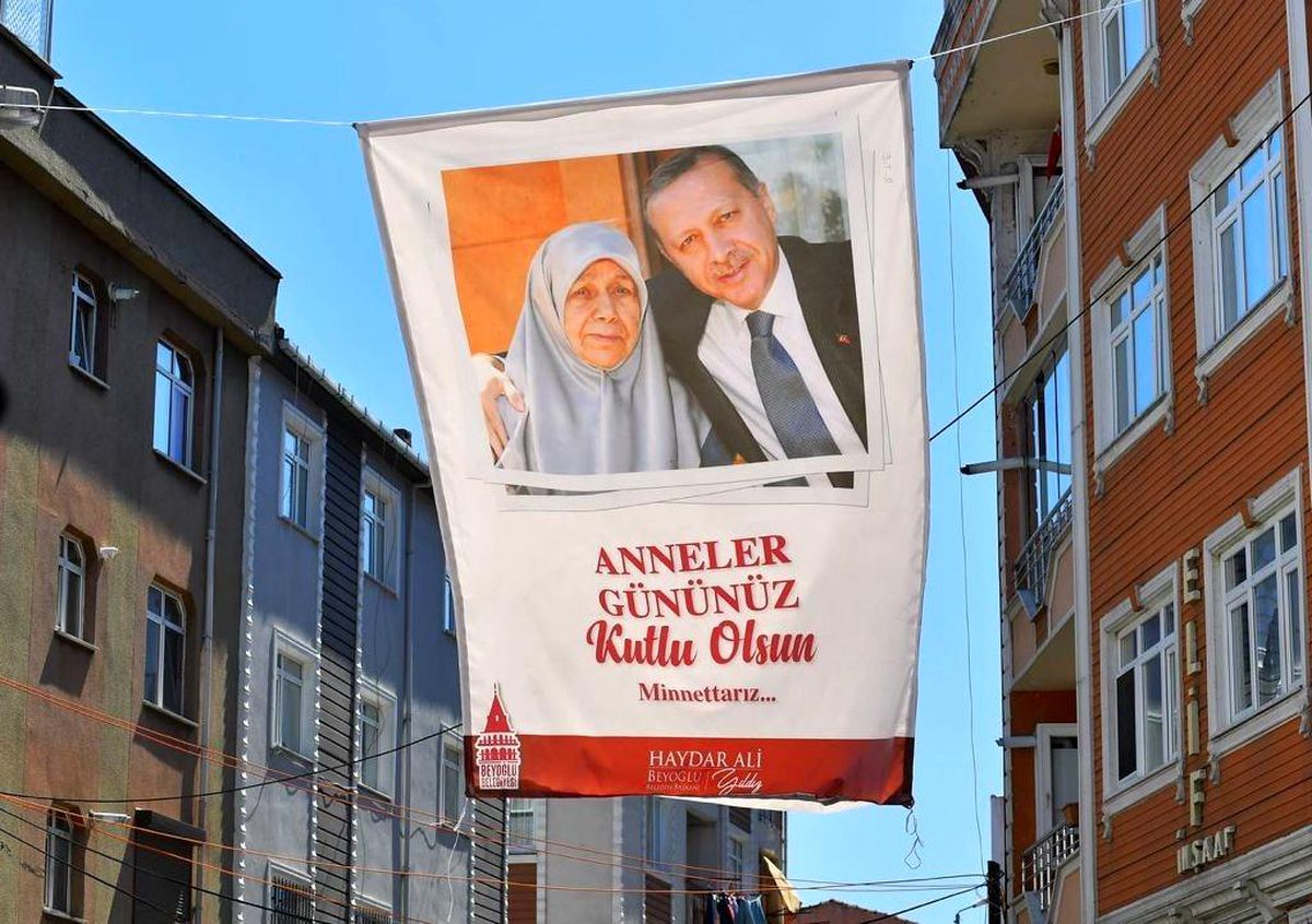 Beyoğlu sokakları şehit annelerinin fotoğraflarıyla donatıldı