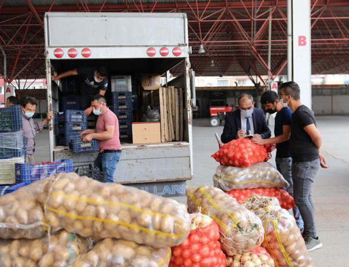 Burdur Valisi, pazarcının elinde kalan ürünleri satın alıp, dağıttırdı