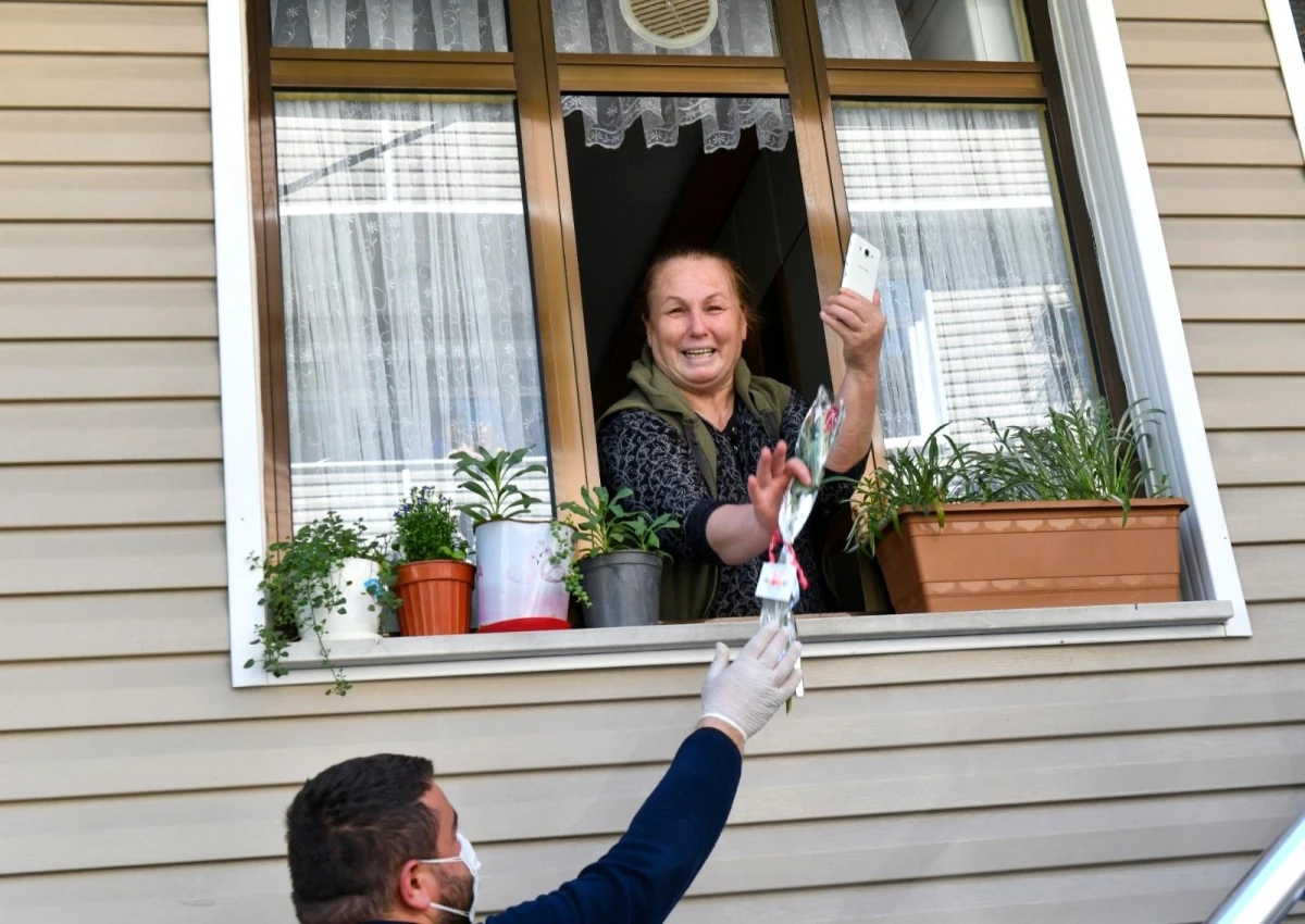 Esenyurtlu annelerin sepetleri güllerle doldu