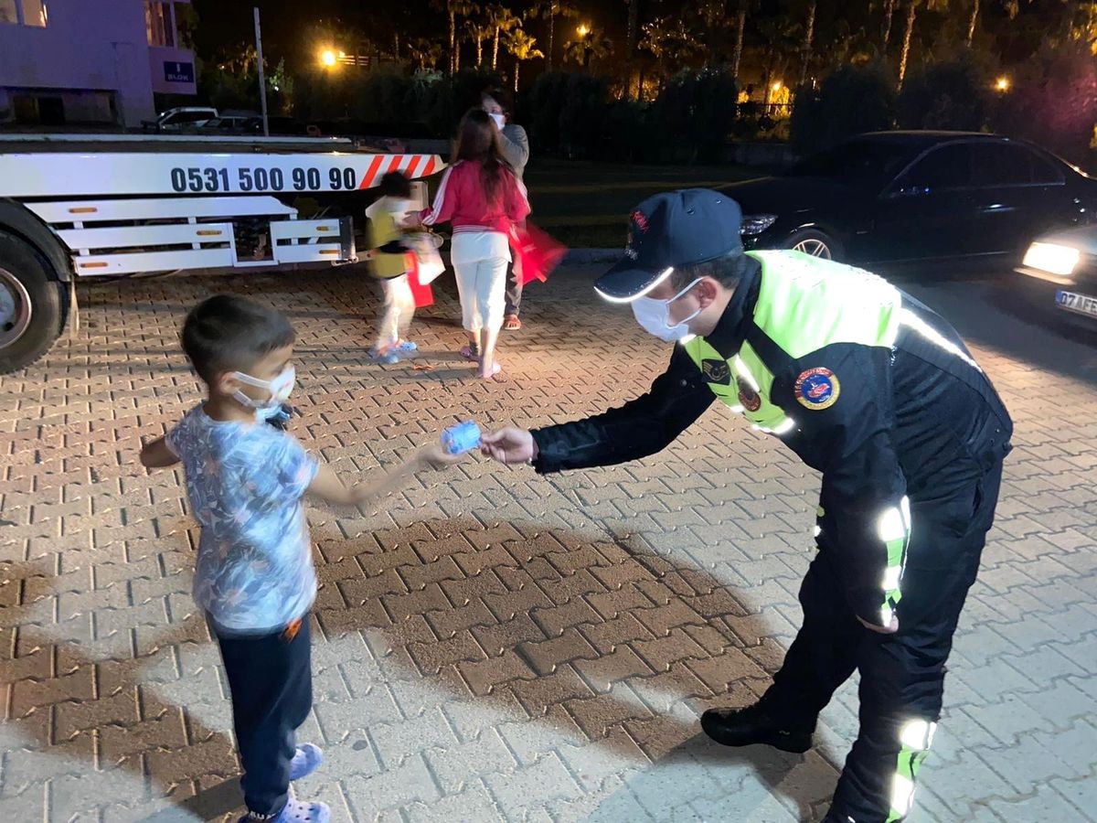 Finike\'de sinevizyon gösterimi ile trafik eğitimi