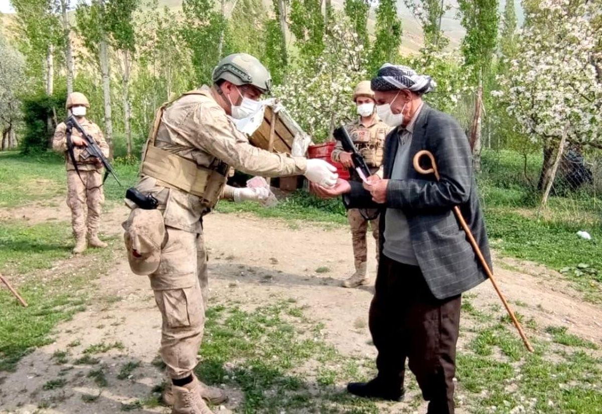 Jandarma ekiplerinden maaş ve sosyal destek teslimatı