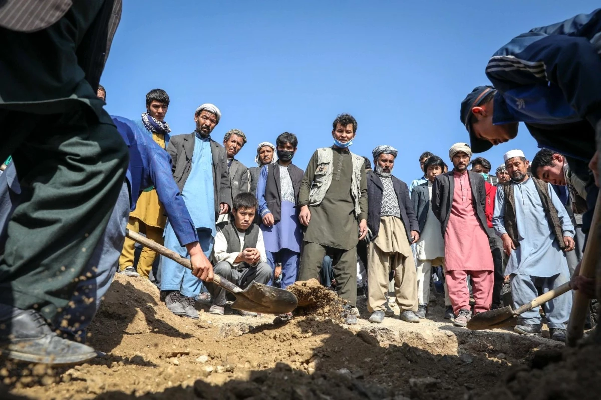Afganistan\'da okul önümdeki patlamada ölü sayısı 68\'e yükseldi