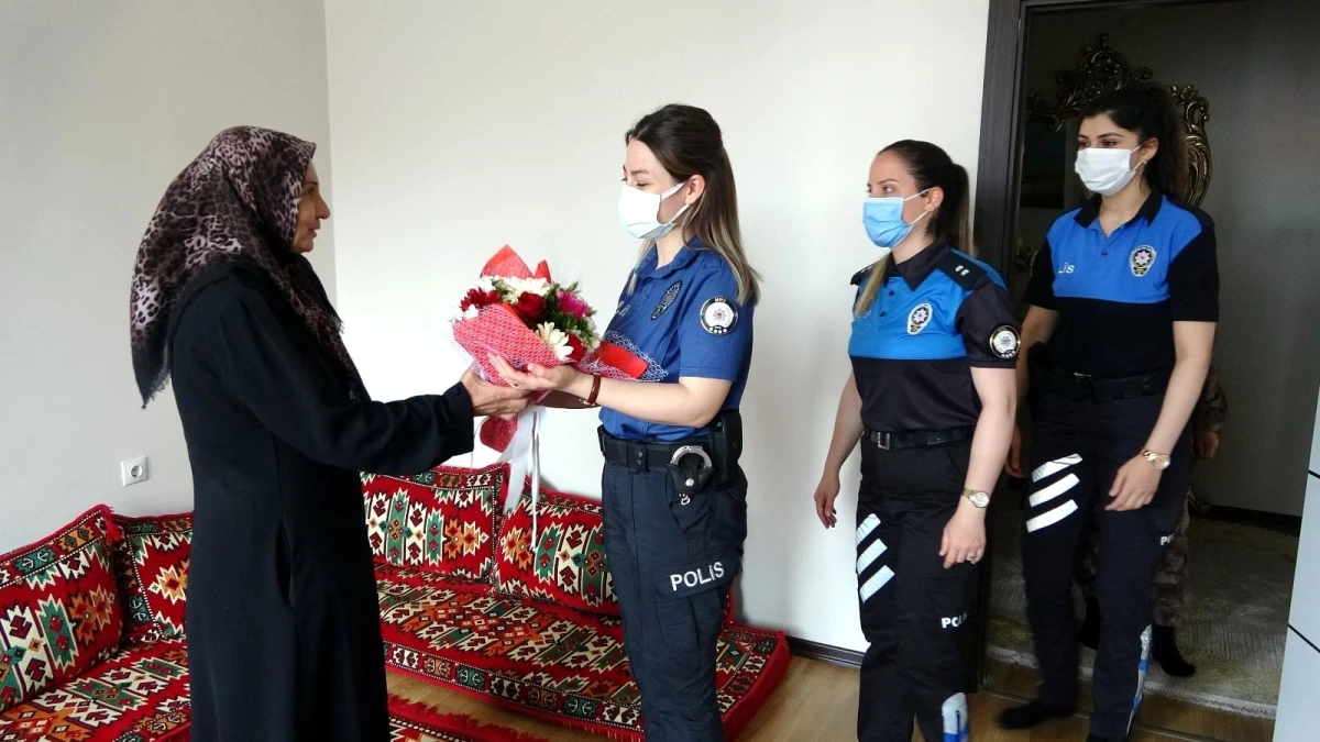 Son dakika: Kadın polislerden şehit annesine "Anneler Günü" ziyareti
