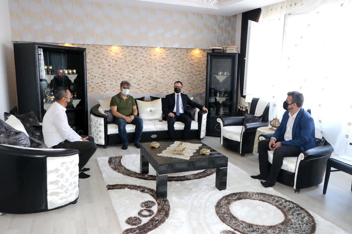 Kayapınar Kaymakamı Koç, evinde ziyaret ettiği sağlık çalışanına başarı belgesi verdi