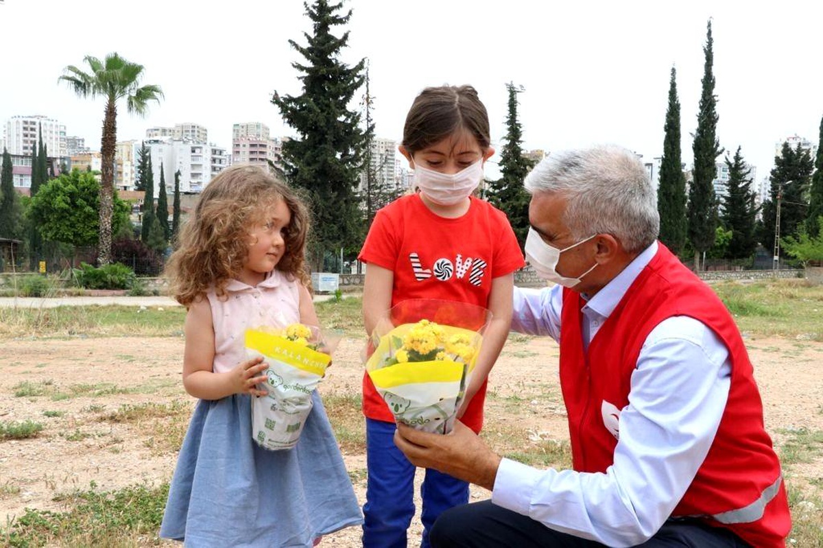 Kızılay anne ve çocuklarına çiçek dağıttı