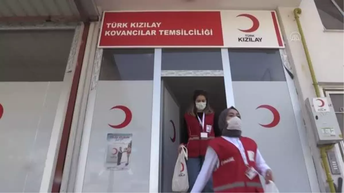 Kızılay gönüllüleri, Anneler Günü\'nde yalnız yaşayan Hatice ninenin yüzünü güldürdü