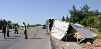 Meyve yüklü kamyon devrildi, şoför öldü