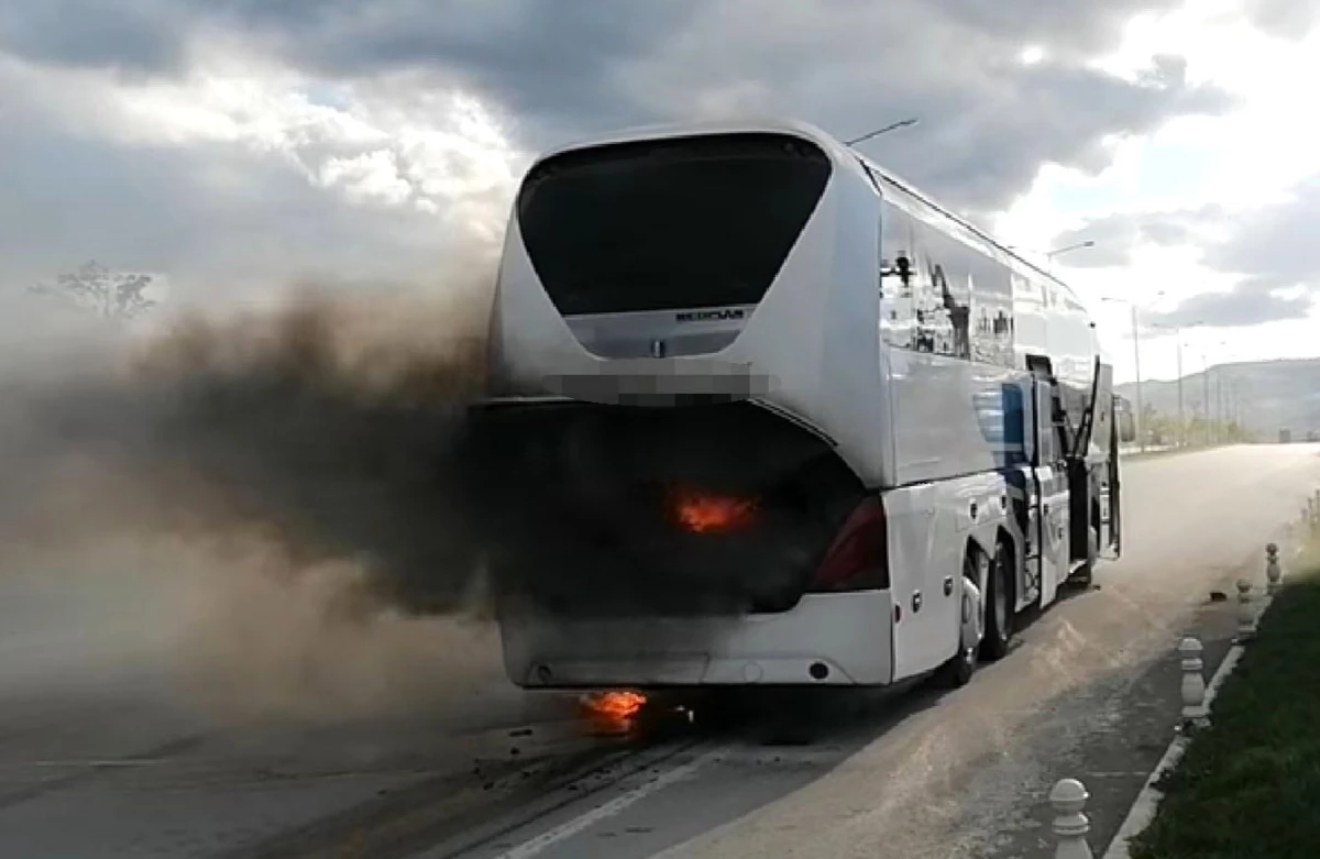 Son dakika haberi... Seyir halindeki yolcu otobüsünde yangın çıktı