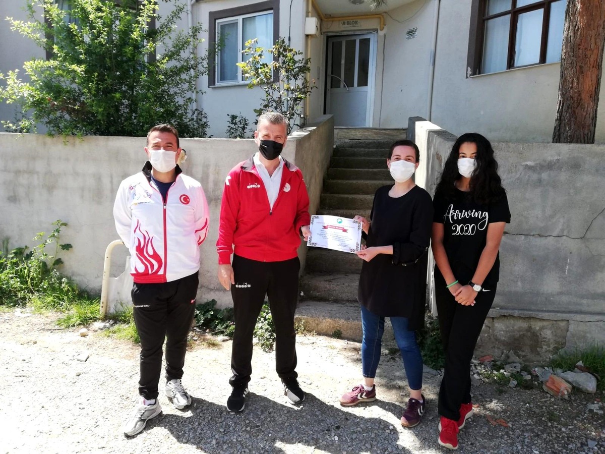 Sinop\'ta bilgisiyle yarışan sporcu anneleri ödüllendirildi