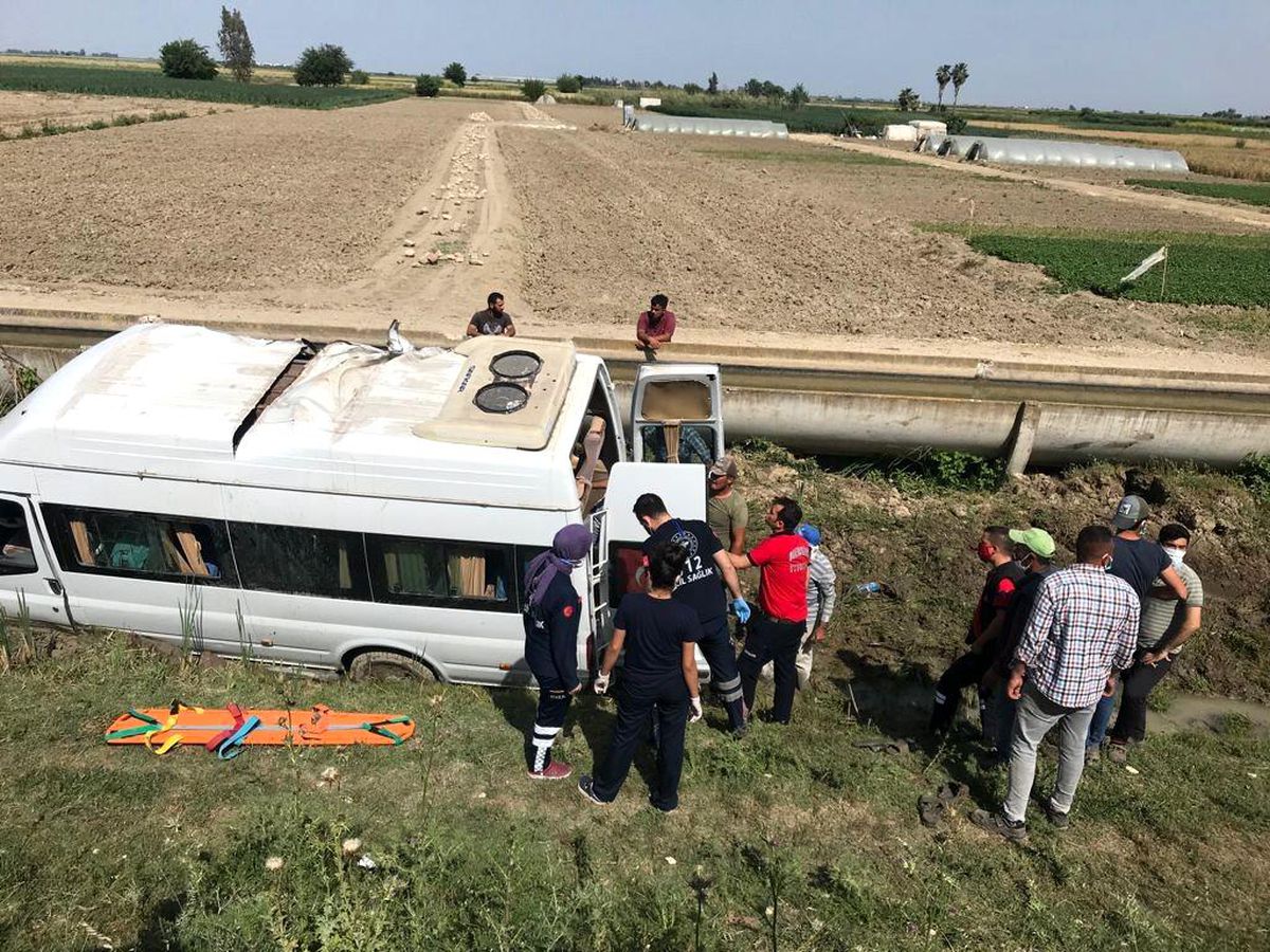 Mersin\'de tarım işçilerini taşıyan minibüs şarampole devrildi: 7 yaralı