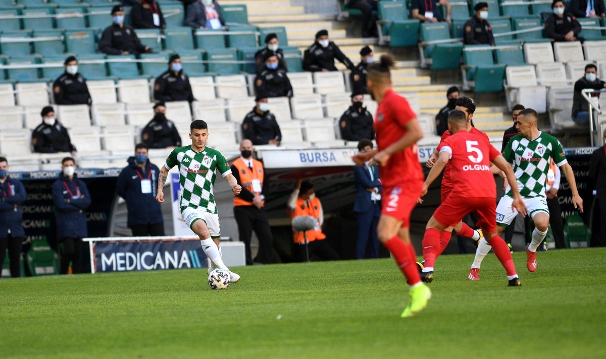 TFF 1. Lig: Bursaspor: 0 Ankara Keçiörengücü: 2 (İlk yarı sonucu)
