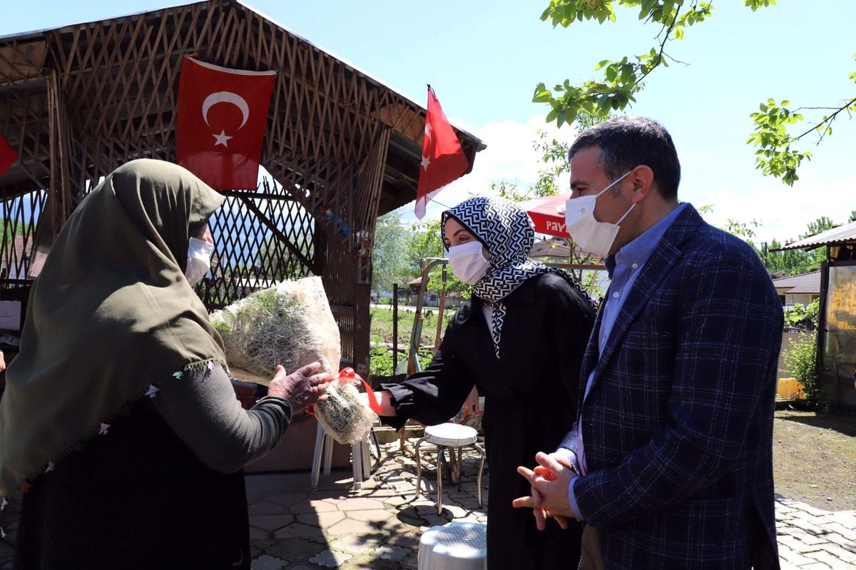 Vali Atay ve eşi şehit annelerini unutmadı