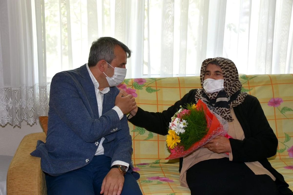 Vali Sezer\'den Anneler Günü ziyaretleri