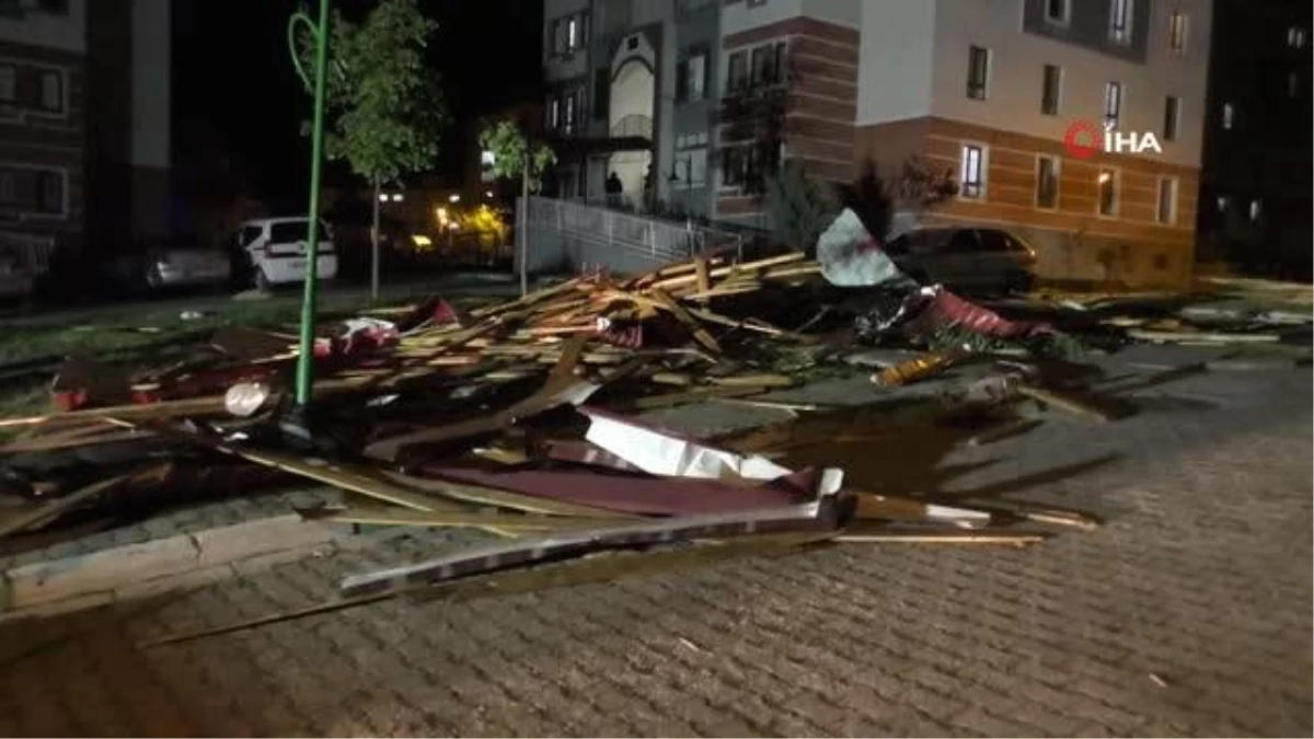 Yozgat\'ta etkili olan fırtına çatıları uçurdu, çok sayıda araca hasar verdi