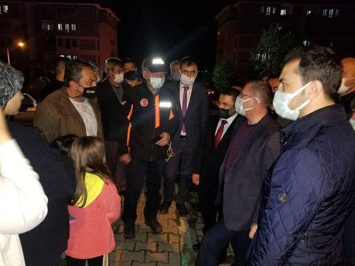 Yozgat\'ta şiddetli rüzgar nedeniyle çatılar uçtu, 20 otomobilde hasar oluştu
