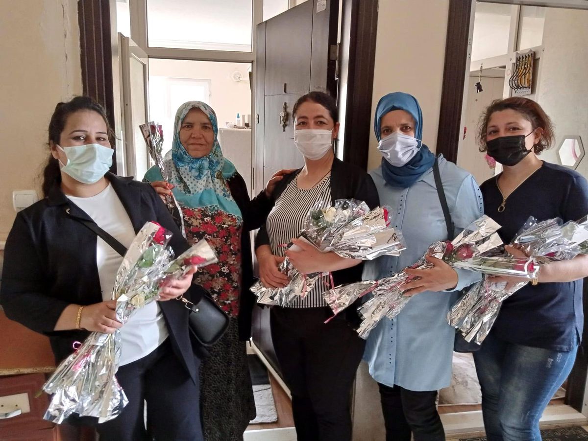 10 bin anneye çiçek dağıtıldı