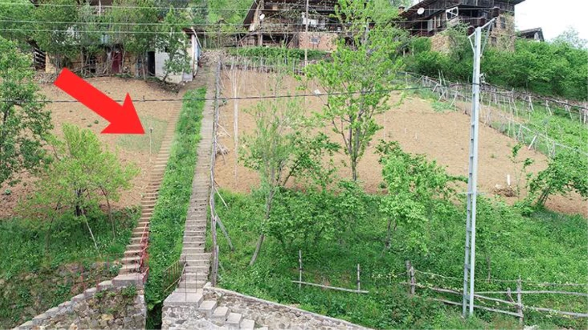 10 yıl önce aralarında tartışma yaşayan komşular, evlerine çıkabilmek için aynı yola 2 farklı merdiven yaptı