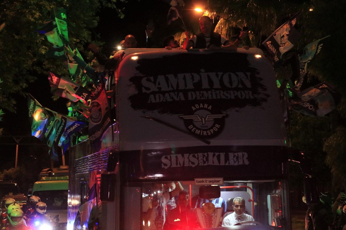 Adana Demirspor, üstü açık otobüsle kentte şampiyonluk turu attı
