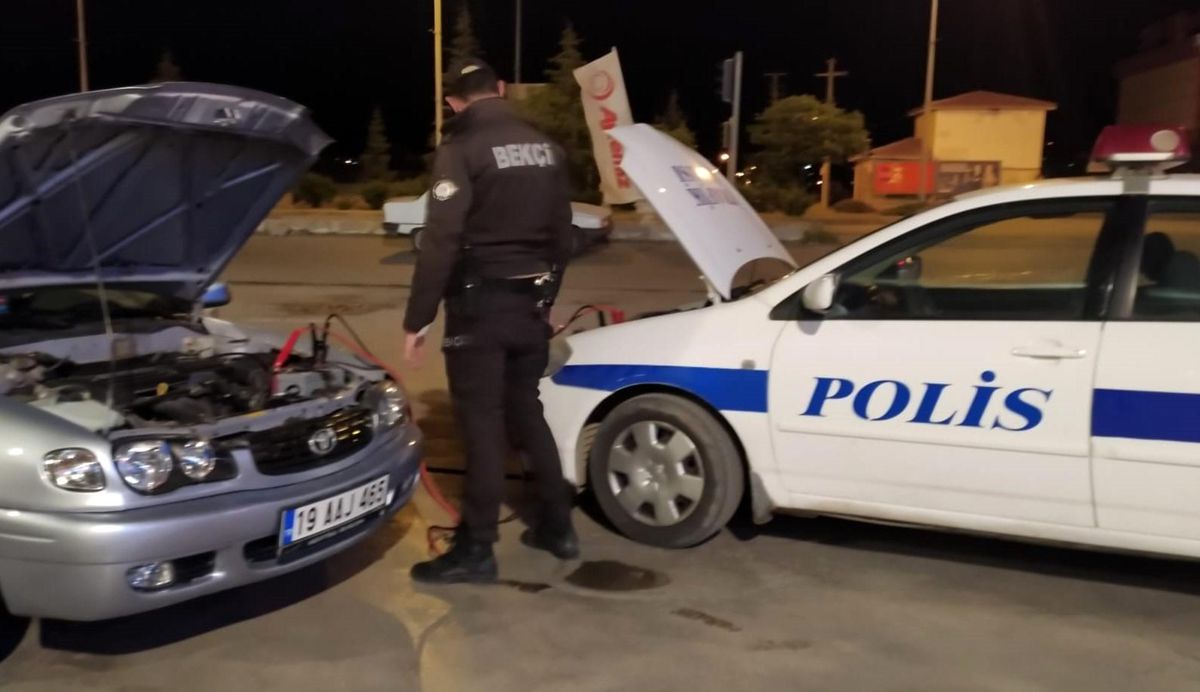 Aküsü biten sürücünün yardımına polis koştu