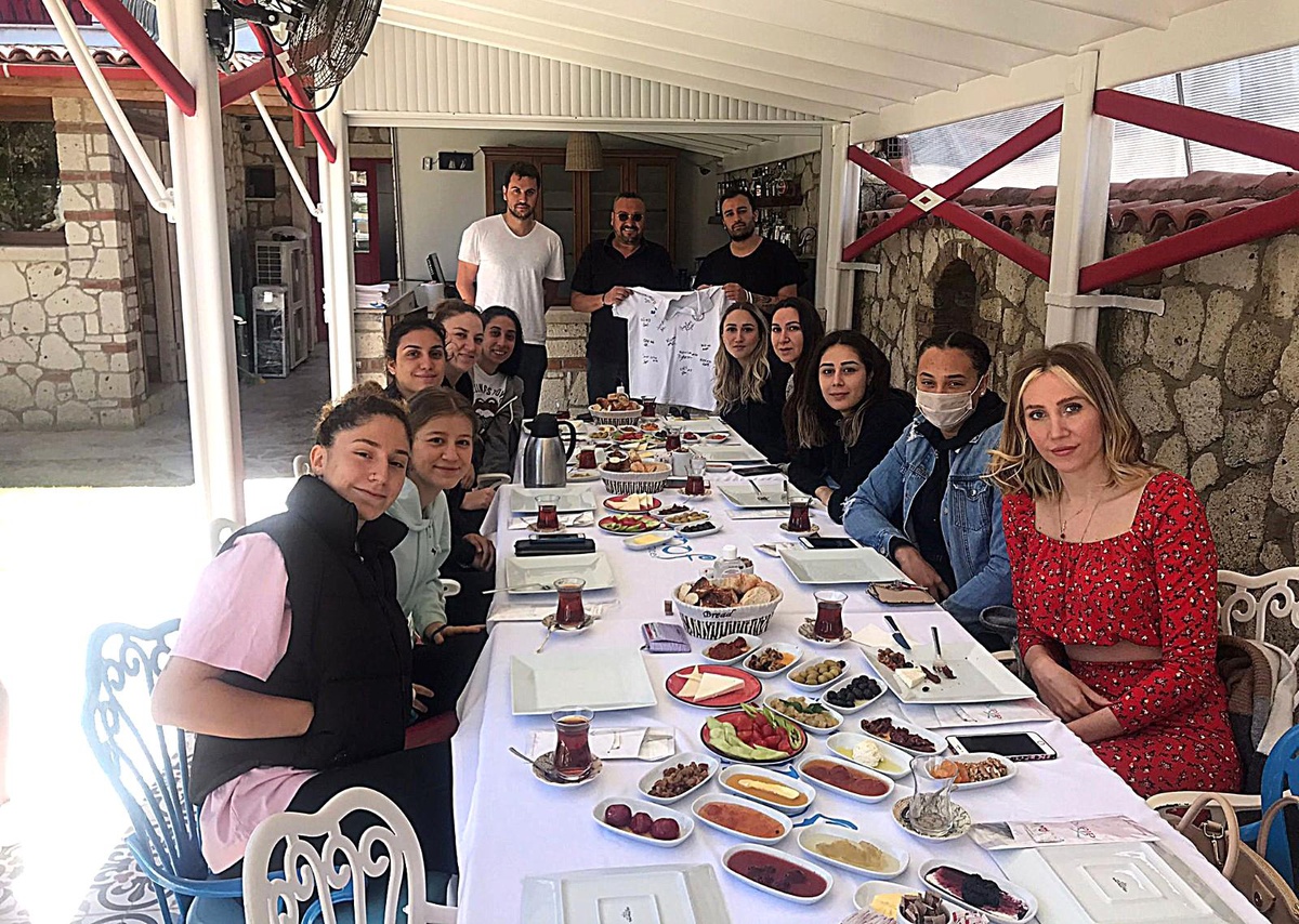 Alaçatıspor, Çeşme Basketbol\'a moral verdi