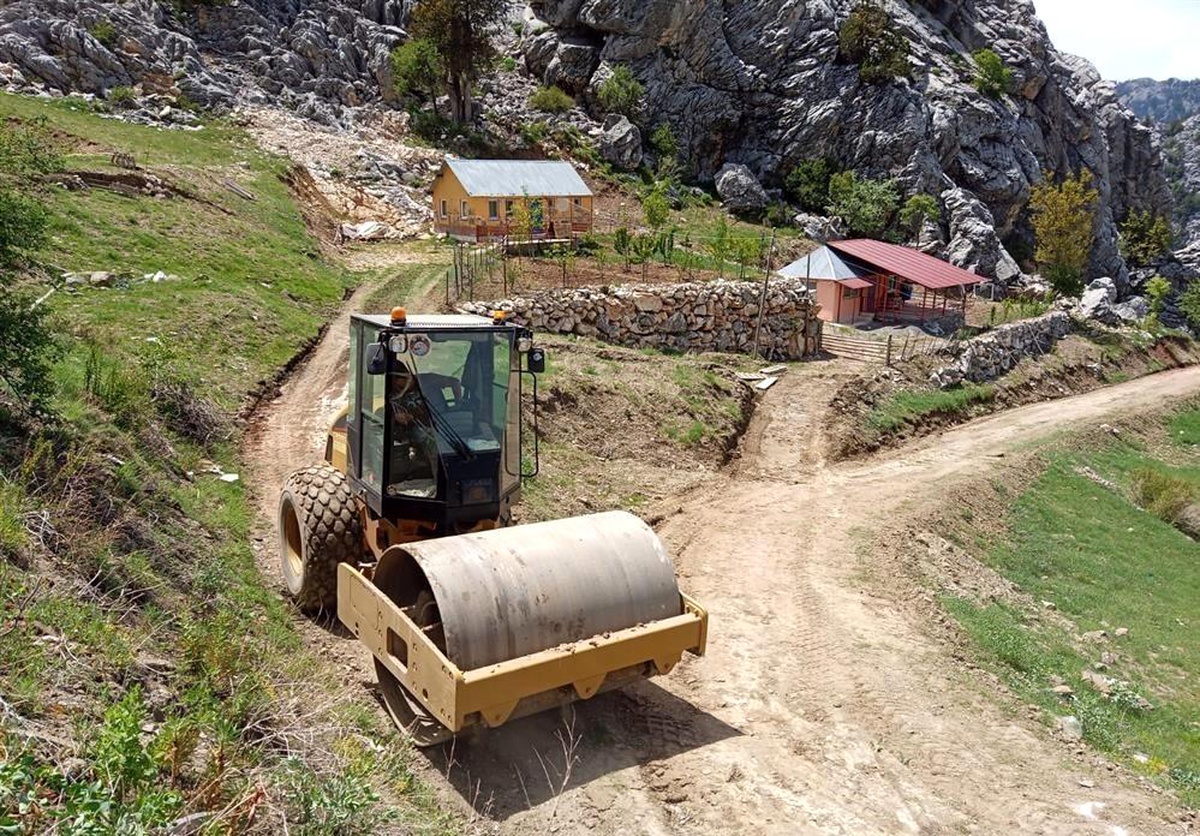 Alanya kırsalında heyelandan kapanan yol trafiğe açıldı
