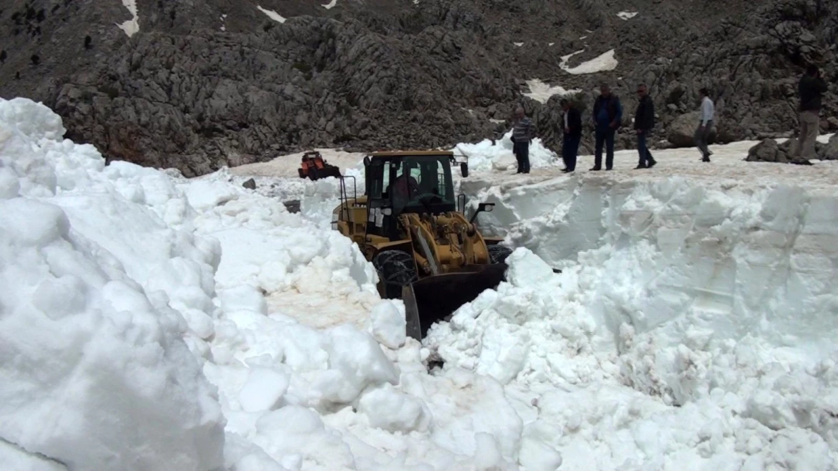 Antalya\'da Mayıs ayında boyu 2,5 metreli bulan karla mücadele