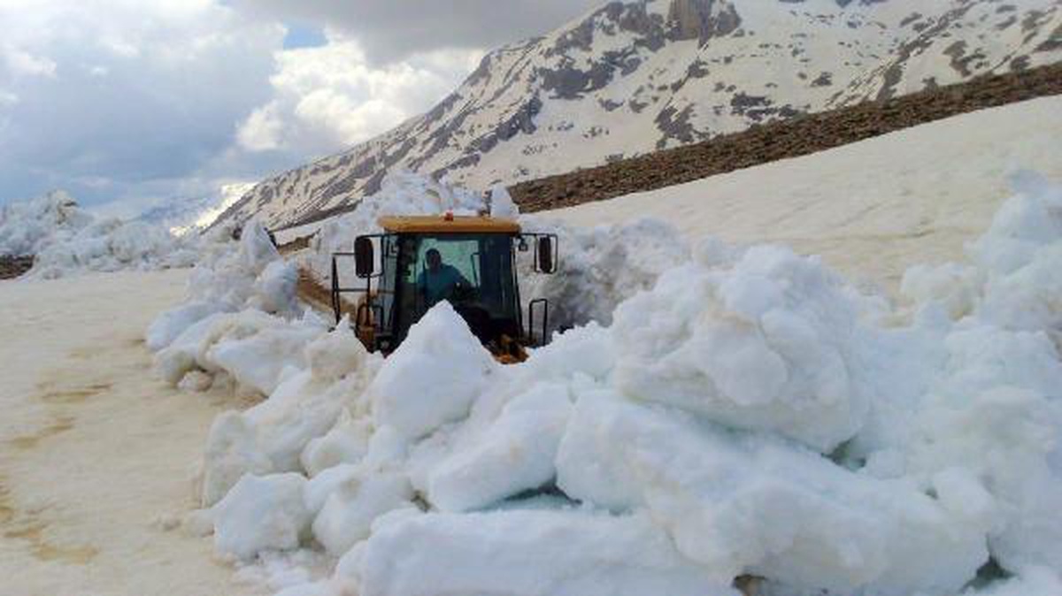 Antalya\'da karla kaplı yayla yolları ulaşıma açıldı