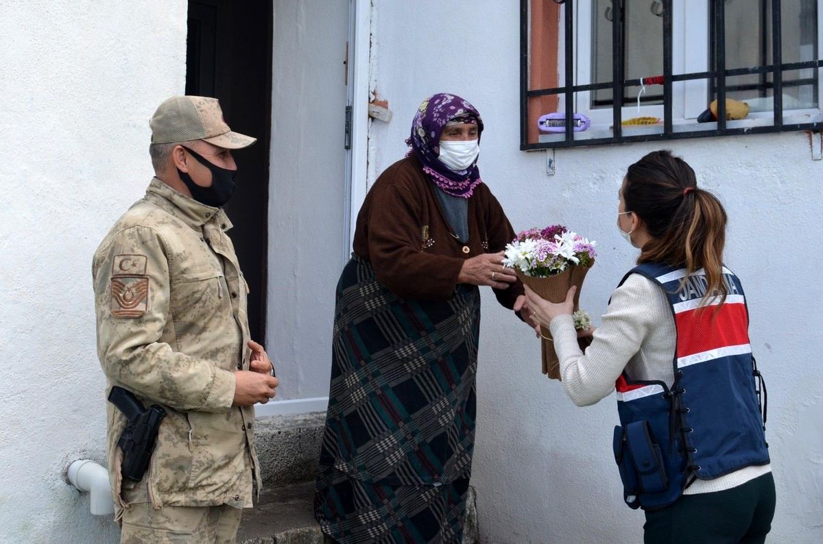 Ardahan\'da Jandarma Şehit Annelerini unutmadı