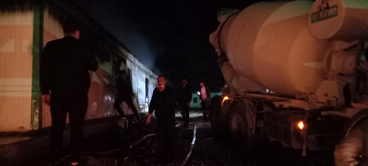 Artvin\'de yol inşaatında çalışan işçilerin kaldığı konteynerde yangın çıktı