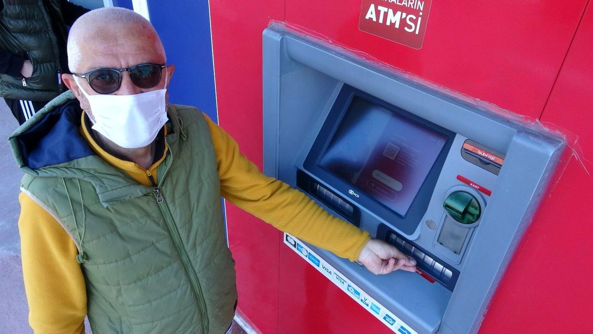 ATM\'den çektiği emekli maaşı saniyeler içinde çalındı