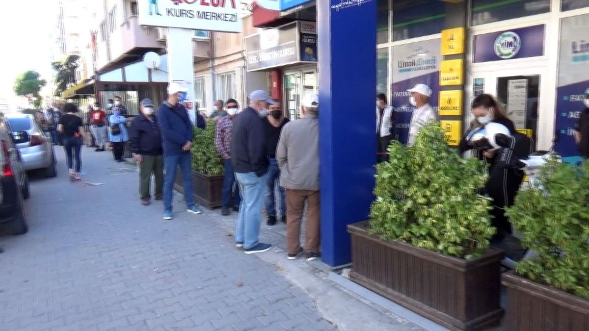 Balıkesir\'de ödemeler için kuyruk oluştu