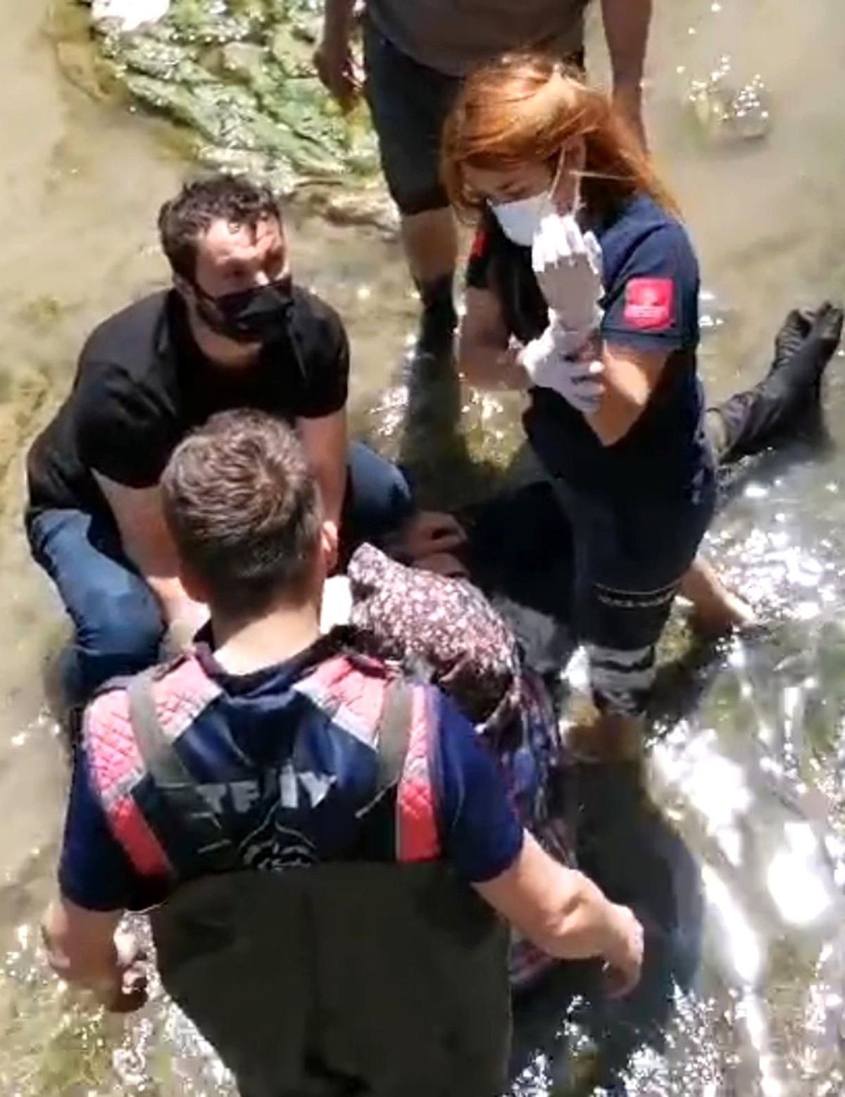 Çatıdan dereye düşen vatandaş ağır yarandı