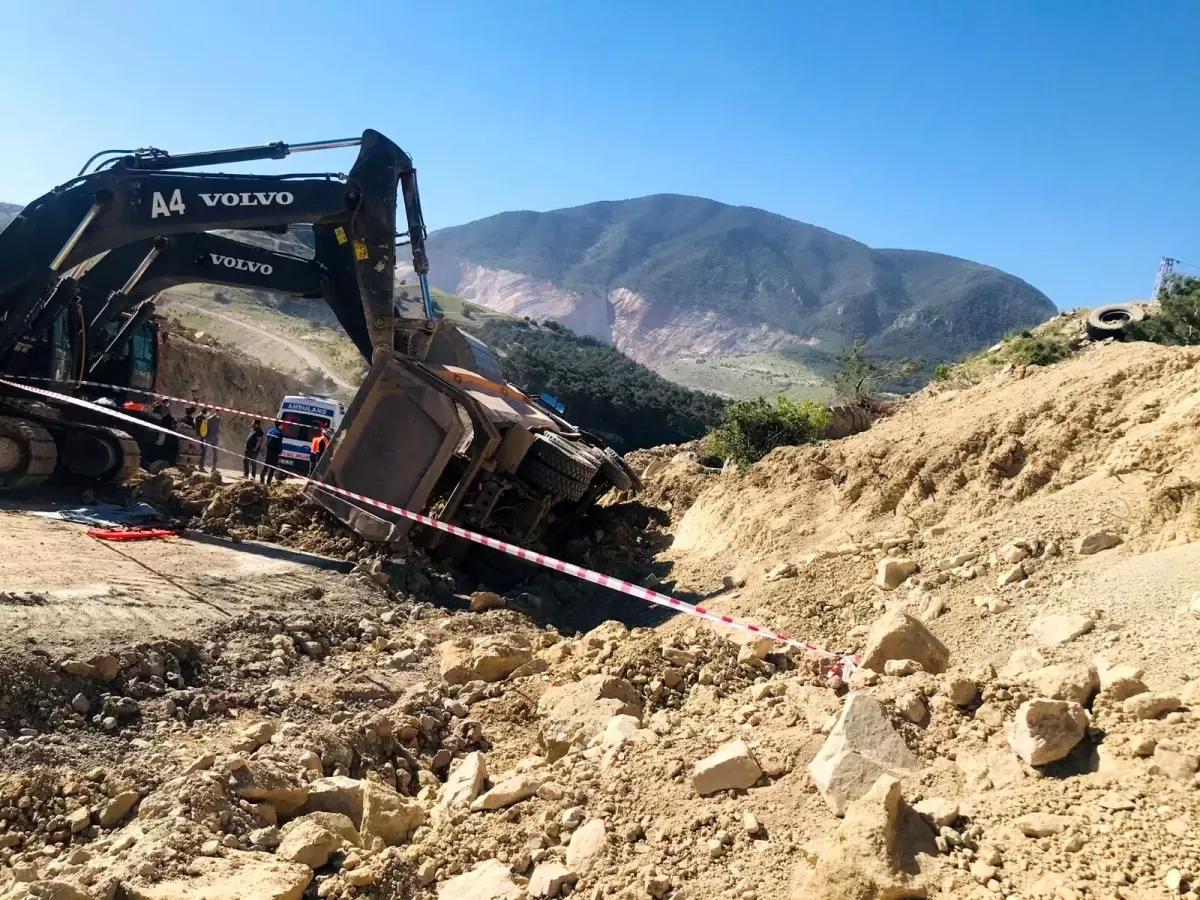 Devrilen kamyonun sürücüsü hayatını kaybetti